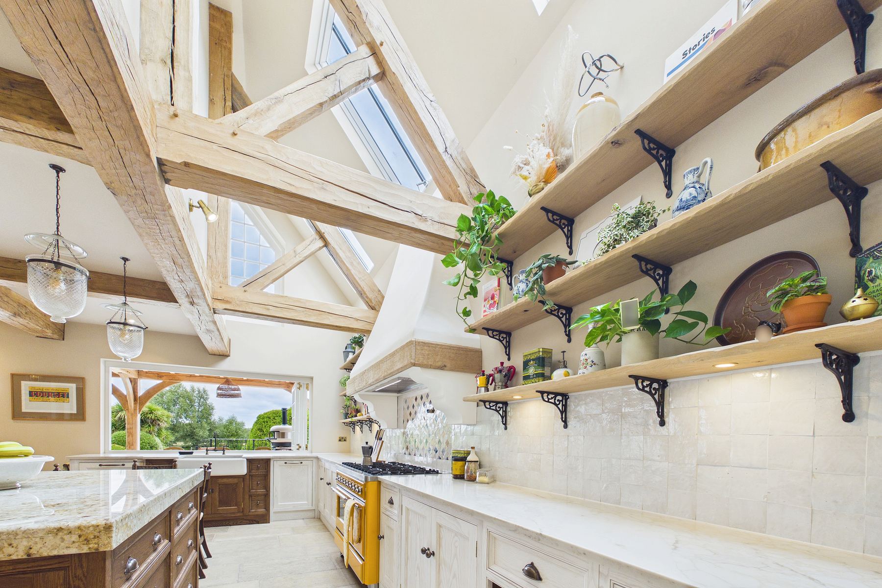 Kitchen under the vaulted beams
